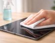 découvrez notre guide pratique pour nettoyer votre tablette en toute sécurité sans risquer d'endommager vos appareils électroniques avec de l'eau.