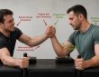 découvrez les erreurs fréquentes à éviter pour améliorer votre technique au bras de fer et prévenir les blessures lors de cet exercice intense.